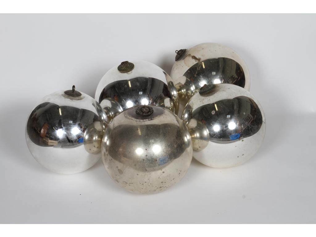 Lot de cinq boules dites de pardon en verre mercurisé. Diamètre : 27 cm