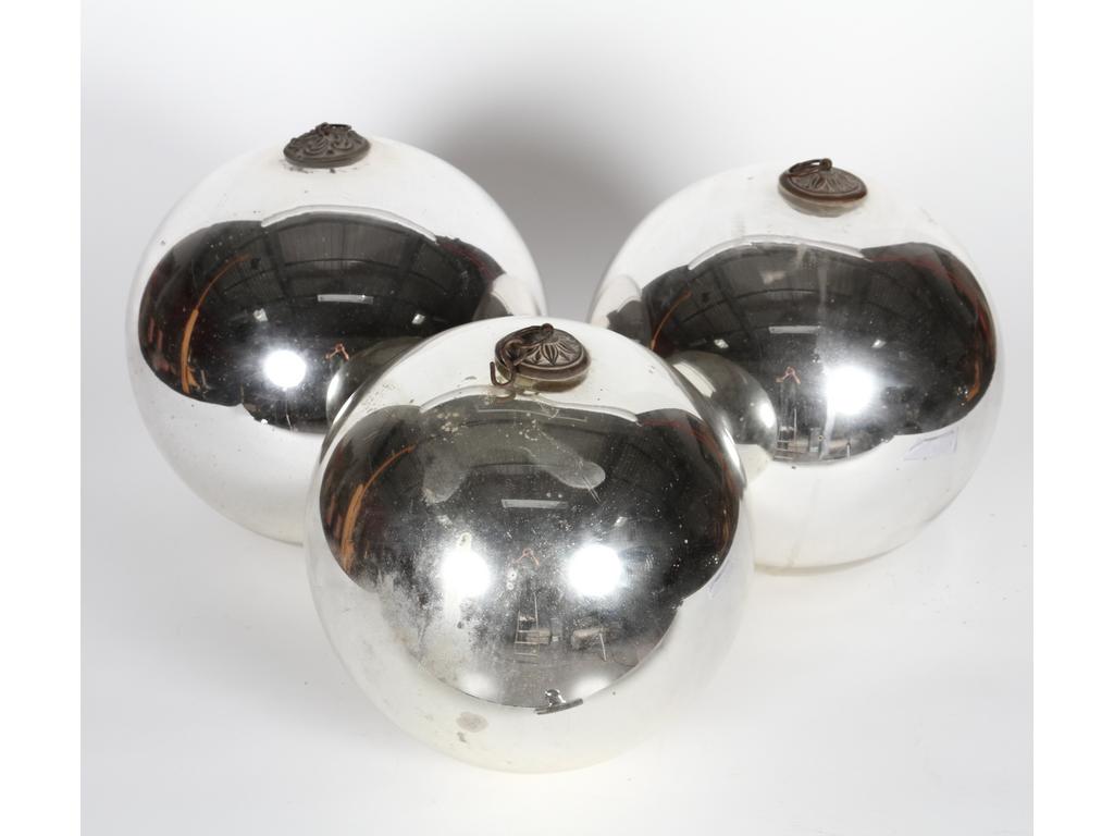 Lot de trois boules dites de pardon en verre mercurisé. Diamètre : 32 cm
