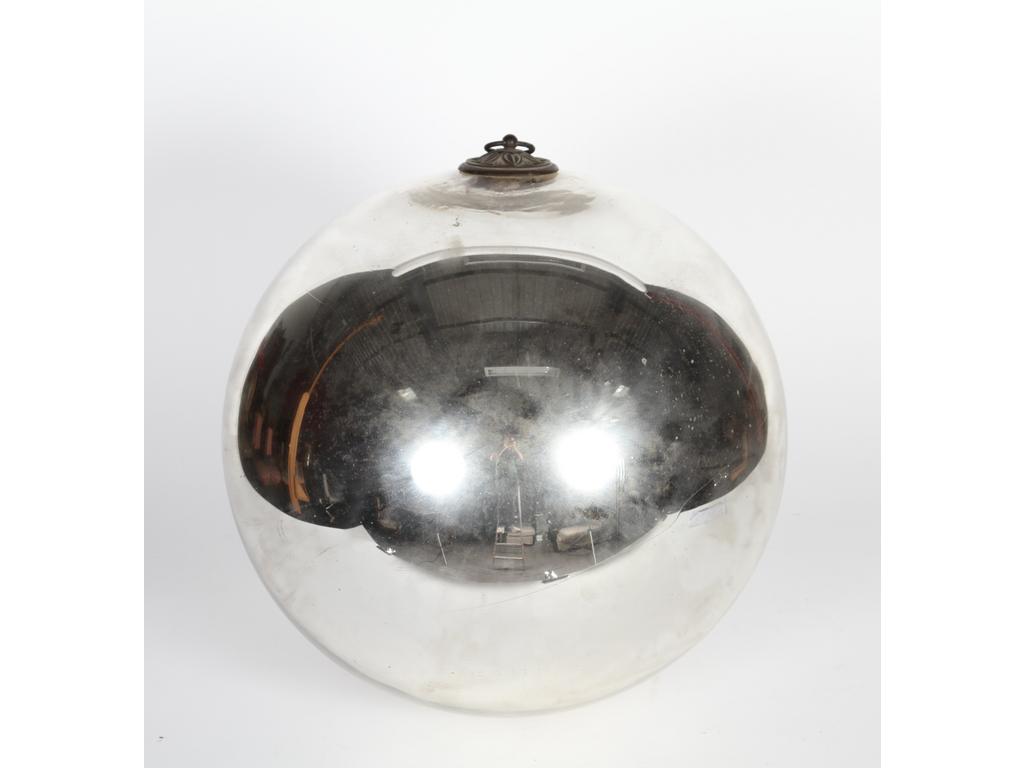 Importante boule dite de pardon en verre mercurisé. Diamètre : 42  cm. Objet traditionnel breton offert lors de la fête des pardons par le prétendant à la jeune fille qu'il souhaitait épouser. L'acceptation de ce cadeau valait promesse de mariage. La taille de la boule de pardon était proportionnelle à la richesse de la famille du prétendant.