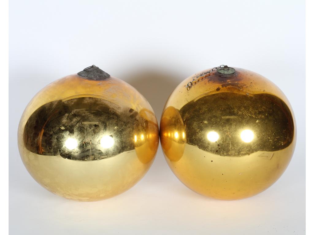 Deux boules dites de pardon en verre mercurisé doré. Diamètre : 31 cm
