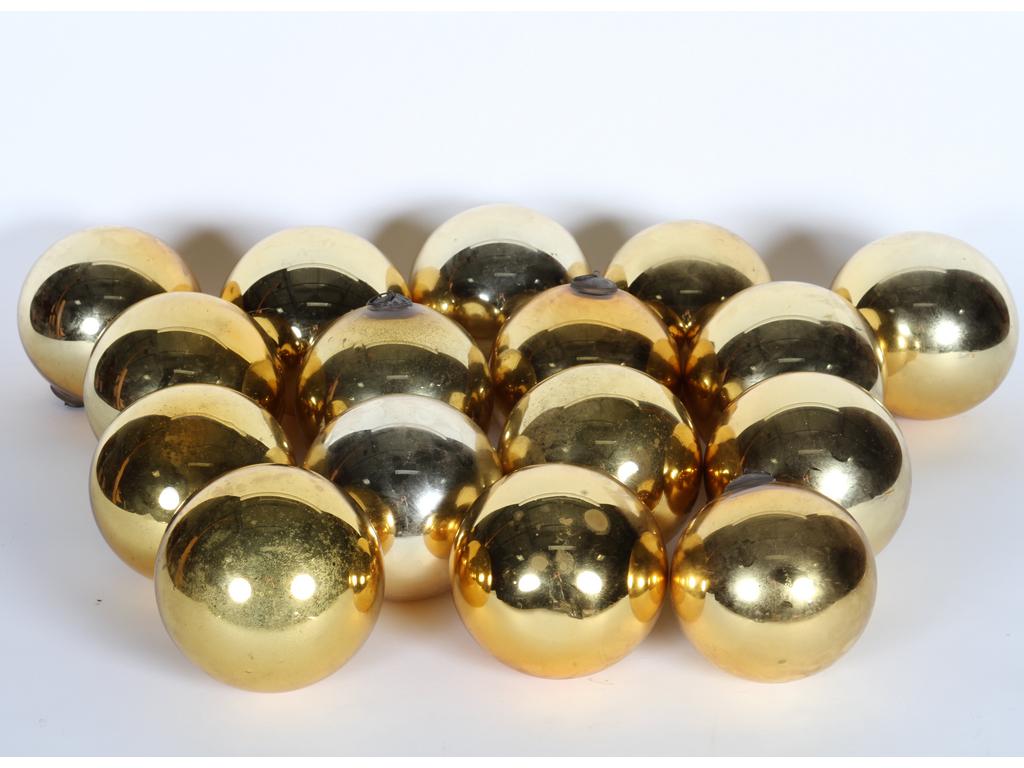 Lot de seize boules dites de pardon en verre mercurisé doré. Diamètre : de 14 à 15.5 cm