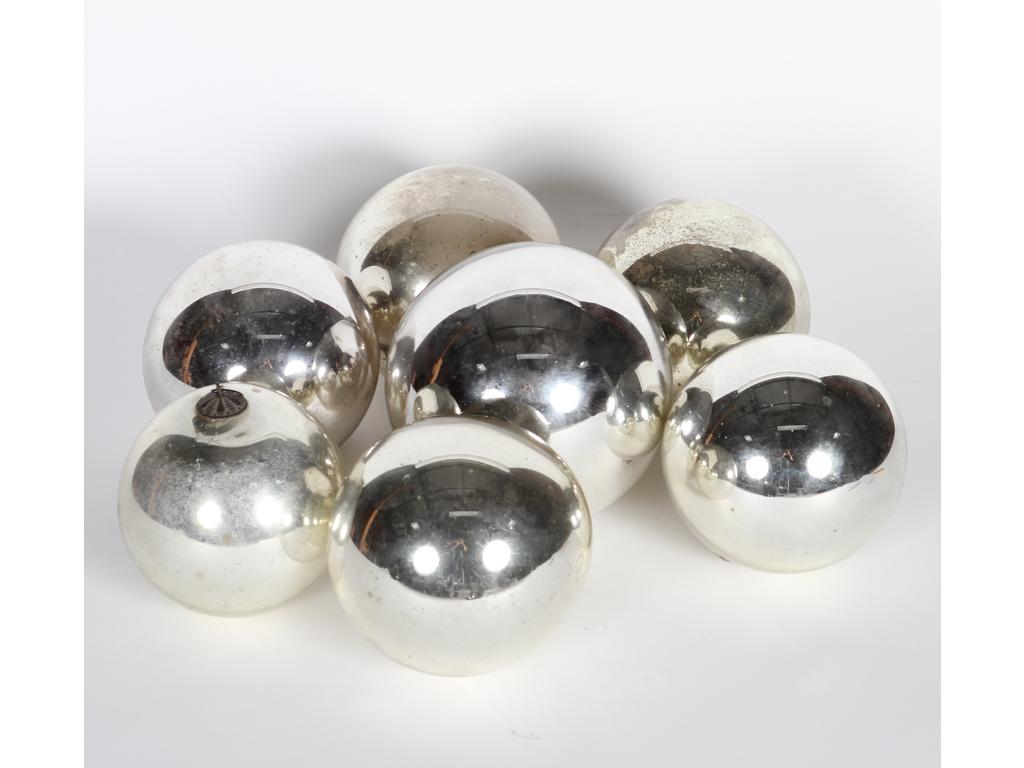 Lot de sept boules dites de pardon en verre mercurisé. Diamètres : de 13 à 18 cm