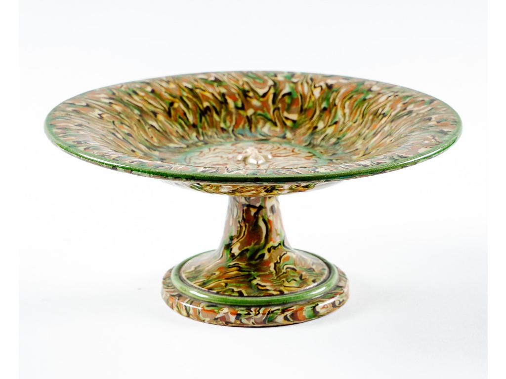 Manufacture PICHON à Uzès : Coupe sur piédouche en céramique à décor d'une rosace centrée d'une fleur de lys en relief sur fond marbré en terres mêlées. Signée du cachet de François PICHON. Hauteur : 10,5 cm. Diamètre : 22,5 cm.
