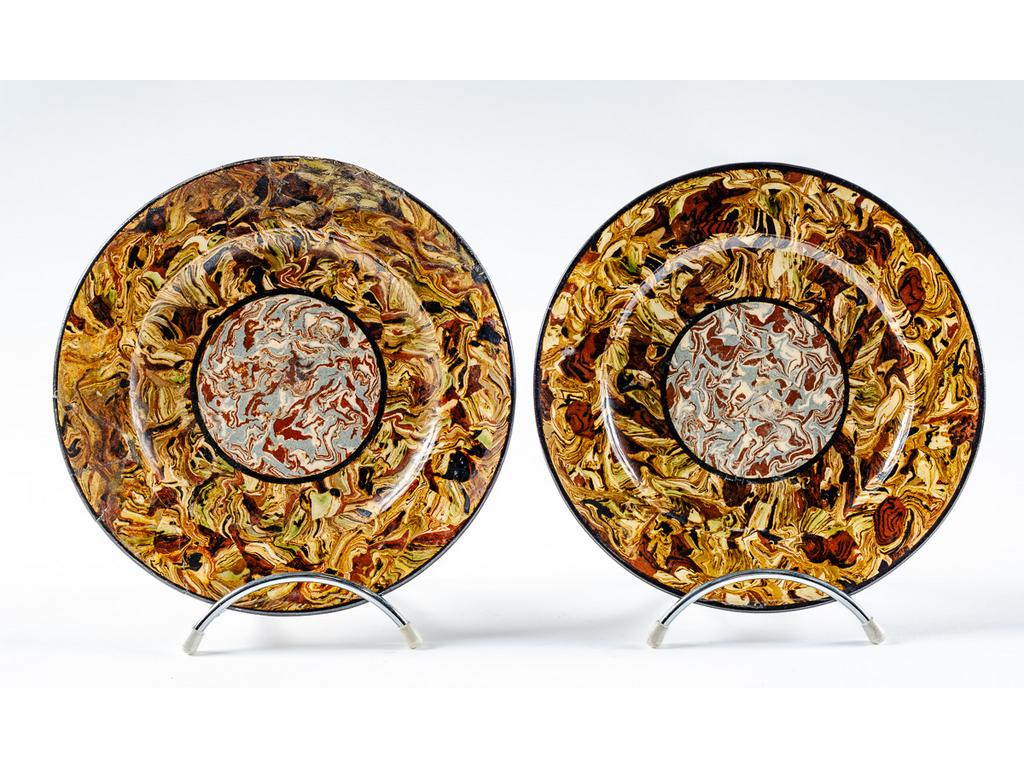 Manufacture PICHON à Uzès : Paire d'assiettes en céramique à décor de rosaces sur fond marbré en terres mêlées. Signées du cachet de François PICHON. (Une avec aile cassée restaurée). Diamètre : 20,5 cm.