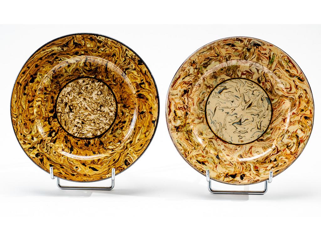 Manufacture PICHON à Uzès : Paire d'assiettes en céramique à décor de rosaces sur fond marbré en terres mêlées. Signées du cachet de François PICHON. (Une avec deux éclats au talon). Diamètre : 21 cm.