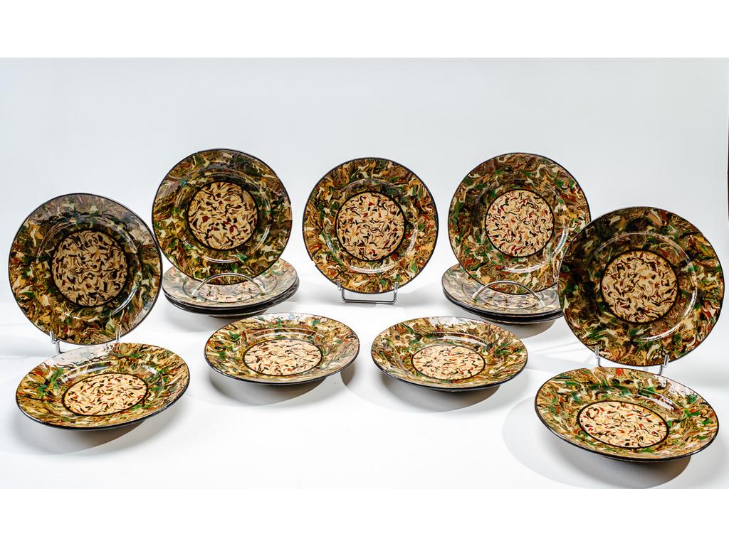 Manufacture PICHON à Uzès : Suite de treize petites assiettes en céramique à décor de rosaces sur fond marbré en terres mêlées. Signées du cachet de Bernard PICHON. (Quatre avec éclat). Diamètre : 20,5 cm.