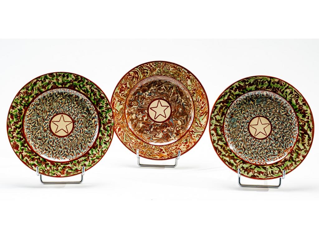 Manufacture PICHON à Uzès : Trois petites assiettes en céramique à décor d'étoiles sur fond marbré en terres mêlées. Signées du cachet de François PICHON. Diamètre : 21 cm.