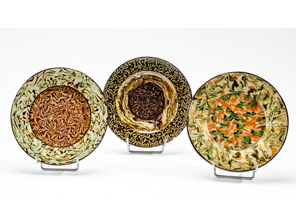 Manufacture PICHON à Uzès : Trois petites assiettes plates en céramique à décor marbré en terres mêlées. Signées du cachet de François PICHON. (Une avec éclat). Diamètre : 21 cm.