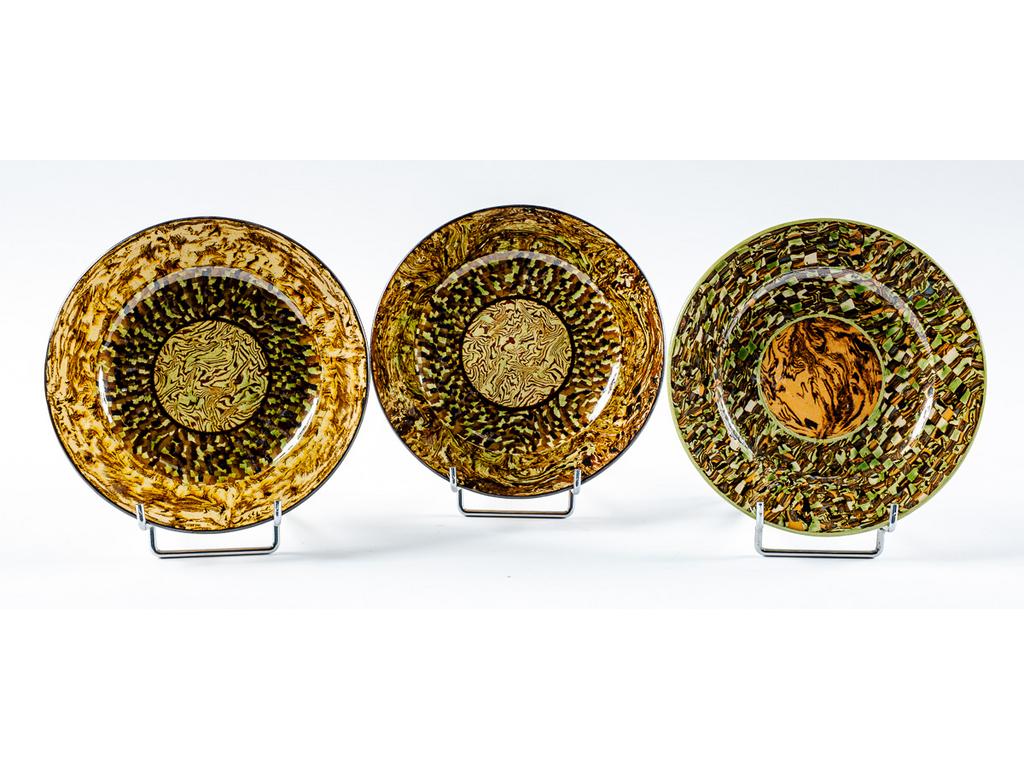 Manufacture PICHON à Uzès : Trois assiettes en céramique à décor de rosaces sur fond marbré et mosaïqué en terres mêlées. Signées du cachet de François PICHON. Diamètre : 21 cm.