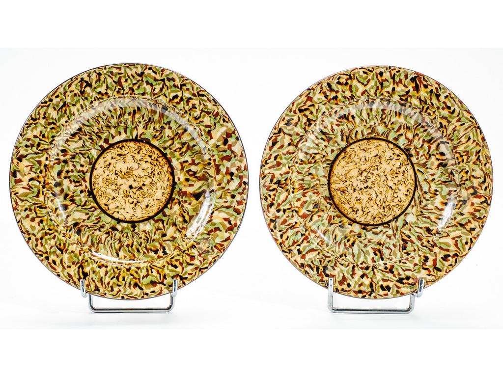 Manufacture PICHON à Uzès : Deux assiettes creuses en céramique à décor de rosaces sur fond marbré en terres mêlées. Signées du cachet de François PICHON. Diamètre : 23 cm.
