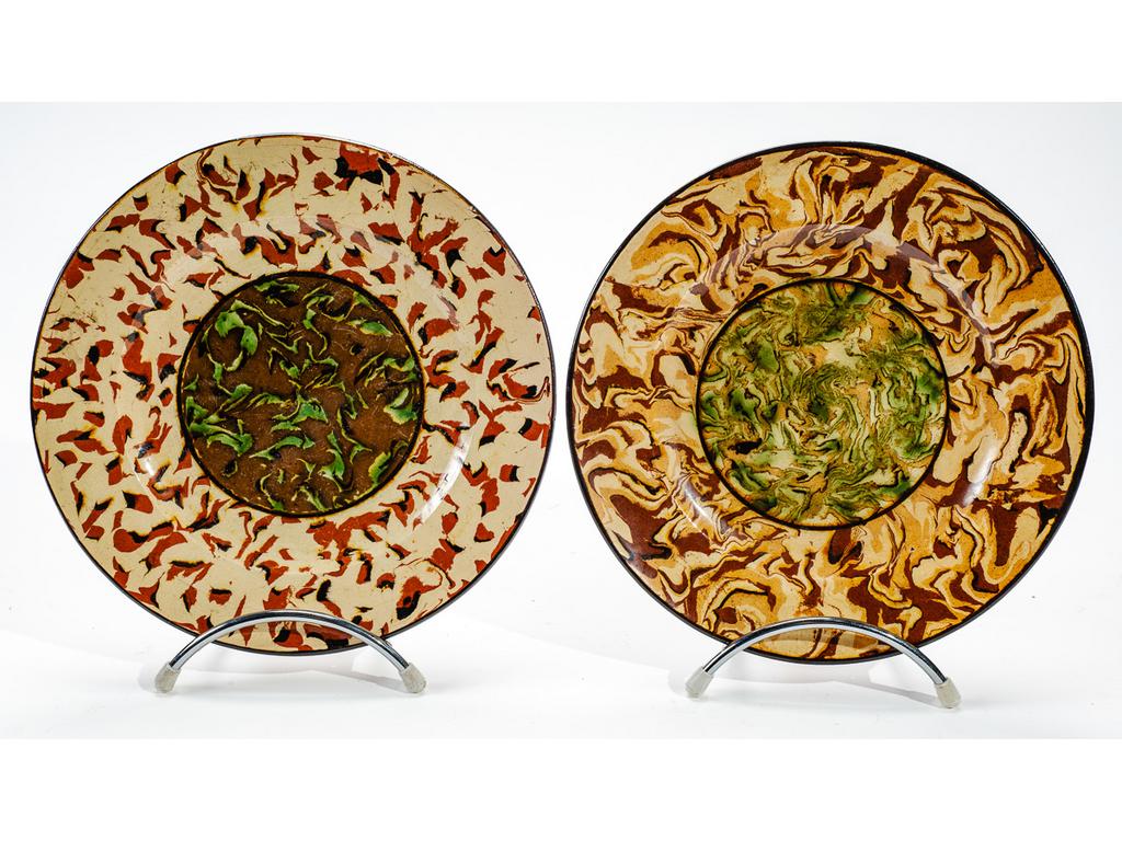 Manufacture PICHON à Uzès : Deux petites assiettes en céramique à décor de rosaces sur fond marbré en terres mêlées. Signées du cachet de François PICHON. Diamètre : 21 cm.