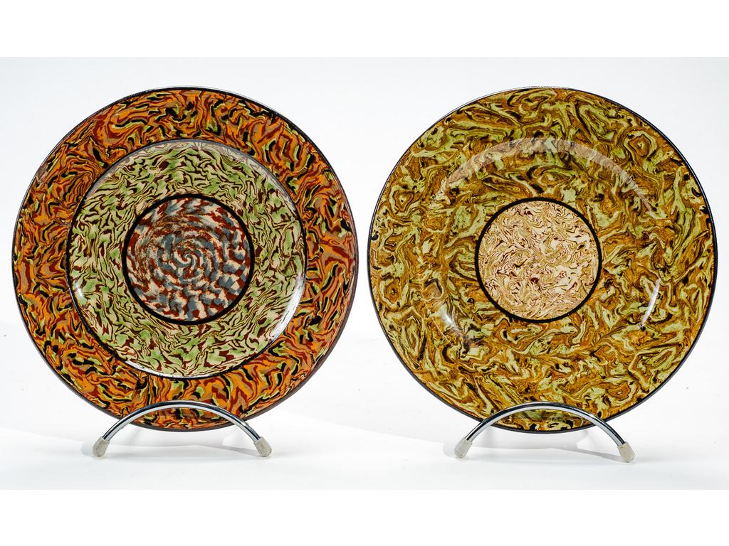 Manufacture PICHON à Uzès : Deux assiettes en céramique à décor de rosaces sur fond marbré en terres mêlées. Signées du cachet de François PICHON. (Une avec deux éclats à l'aile). Diamètre : 21 cm.