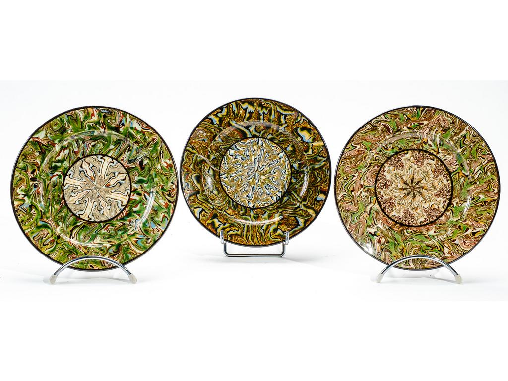 Manufacture PICHON à Uzès : Trois assiettes en céramique à décor de rosaces sur fond marbré en terres mêlées. Deux signées du cachet. (Une avec important fêle de cuisson et une avec léger fêle de cuisson). Diamètre : 20,5 cm.