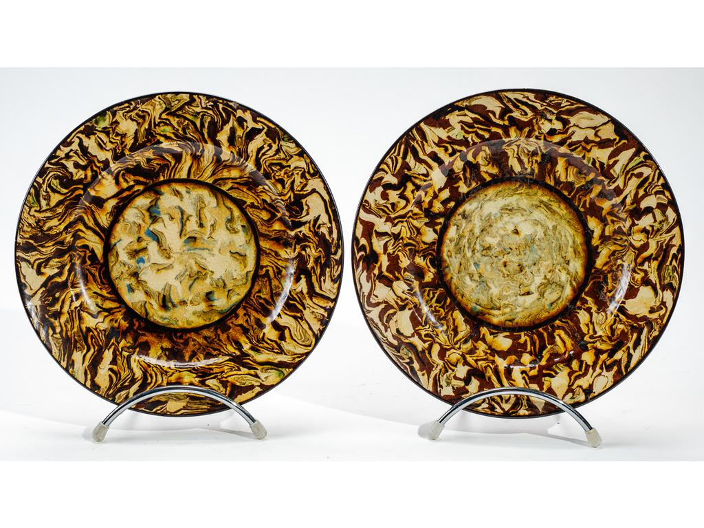 Manufacture PICHON à Uzès : Deux assiettes en céramique à décor de rosaces sur fond marbré en terres mêlées. Signées du cachet de François PICHON. (Une avec petit éclat à l'aile). Diamètre : 20,5 cm.