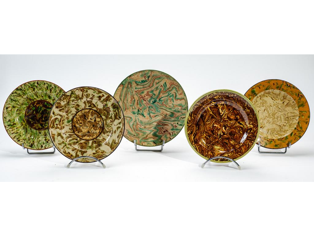 Manufacture PICHON à Uzès : Cinq assiettes dépareillées en céramique à décor marbré en terres mêlées. Signées de différents cachets de François PICHON. (Une avec nombreux éclats et fêles). Diamètres : 20,5 à 23,5 cm.