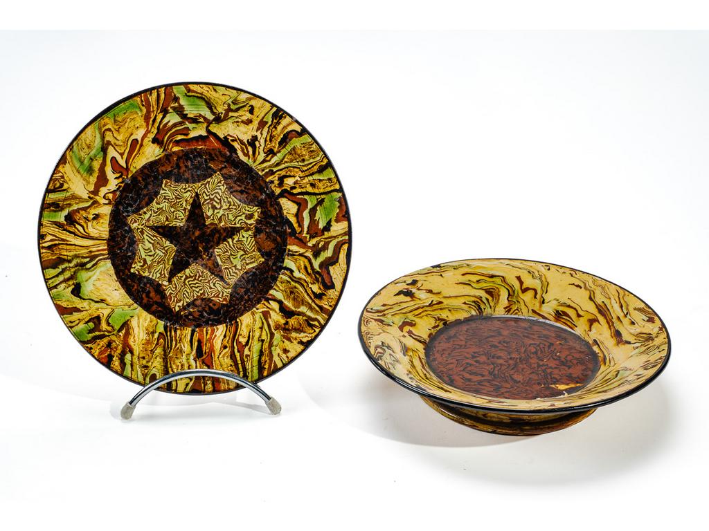Manufacture PICHON à Uzès : Une assiette et un petit plat creux en céramique à décor marbré en terres mêlées. Signés du cachet de François PICHON. Diamètres : 21 cm.