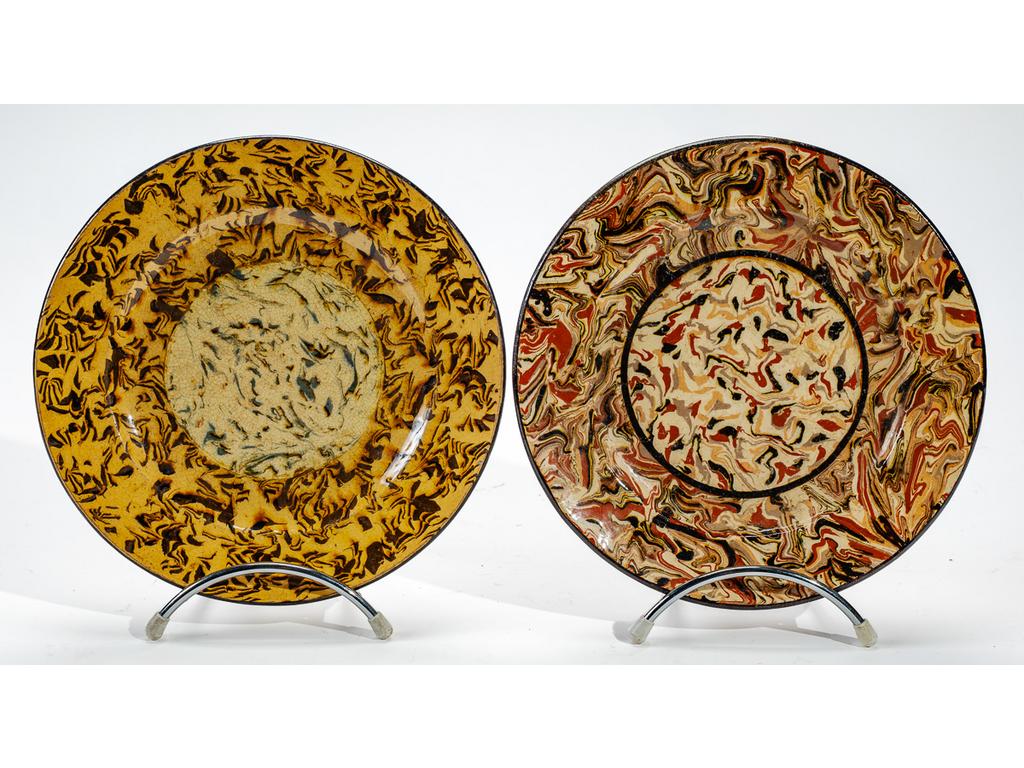 Manufacture PICHON à Uzès : Deux assiettes en céramique à décor de rosaces sur fond marbré en terres mêlées. Signées des cachets de François et Bernard PICHON. (Petits éclats aux talons). Diamètres : 20,5 cm et 21 cm.