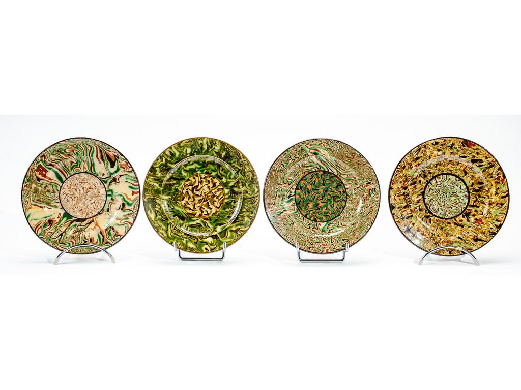Manufacture PICHON à Uzès : Quatre assiettes en céramique à décor de rosaces sur fond marbré en terres mêlées. Une signée du cachet de François PICHON. Diamètre : 21 cm.