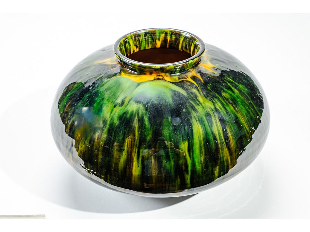 Manufacture PICHON à Uzès : Vase à panse renflée et à col étranglé en faïence émaillée à décor flammé jaune et vert. Signé du cachet de Bernard PICHON. Hauteur : 17 cm. Diamètre : 28 cm.