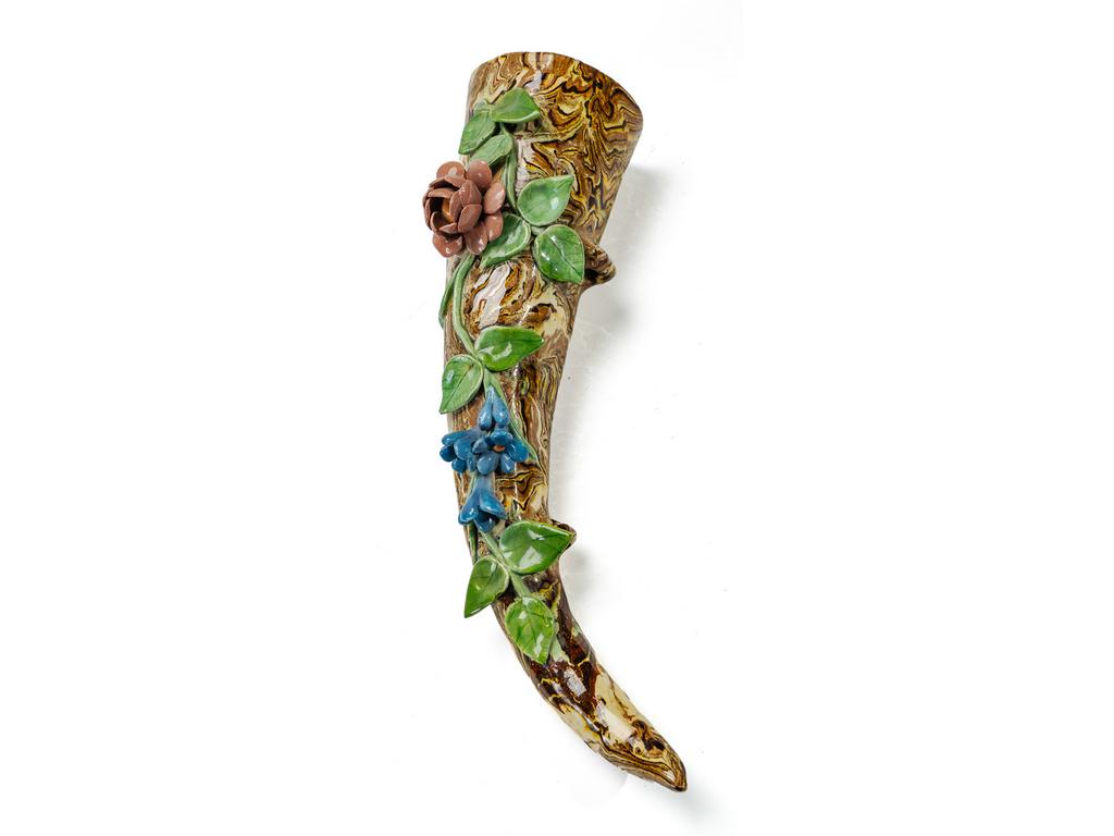 Manufacture PICHON à Uzès : Une bouquetière de forme cornet à décor, en relief, de fleurs sur fond marbré en terres mêlées. Hauteur : 28 cm.