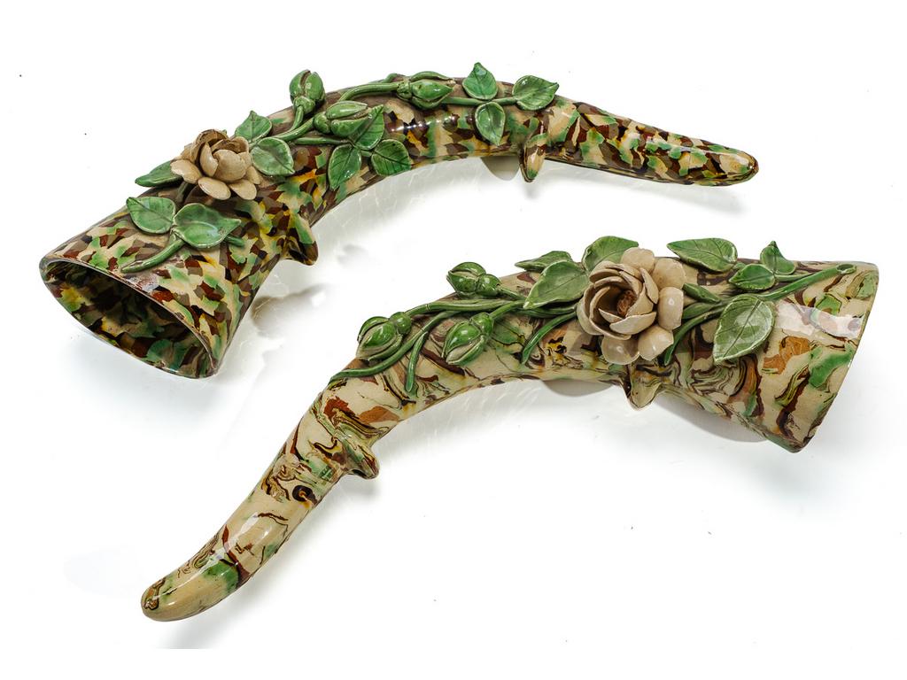 Manufacture PICHON à Uzès : Deux bouquetières en pendant de forme cornet à décor, en relief, de fleurs sur fond marbré en terres mêlées. Une signée du cachet de François PICHON. (Petits éclats au feuillage). Hauteurs : 26 cm.
