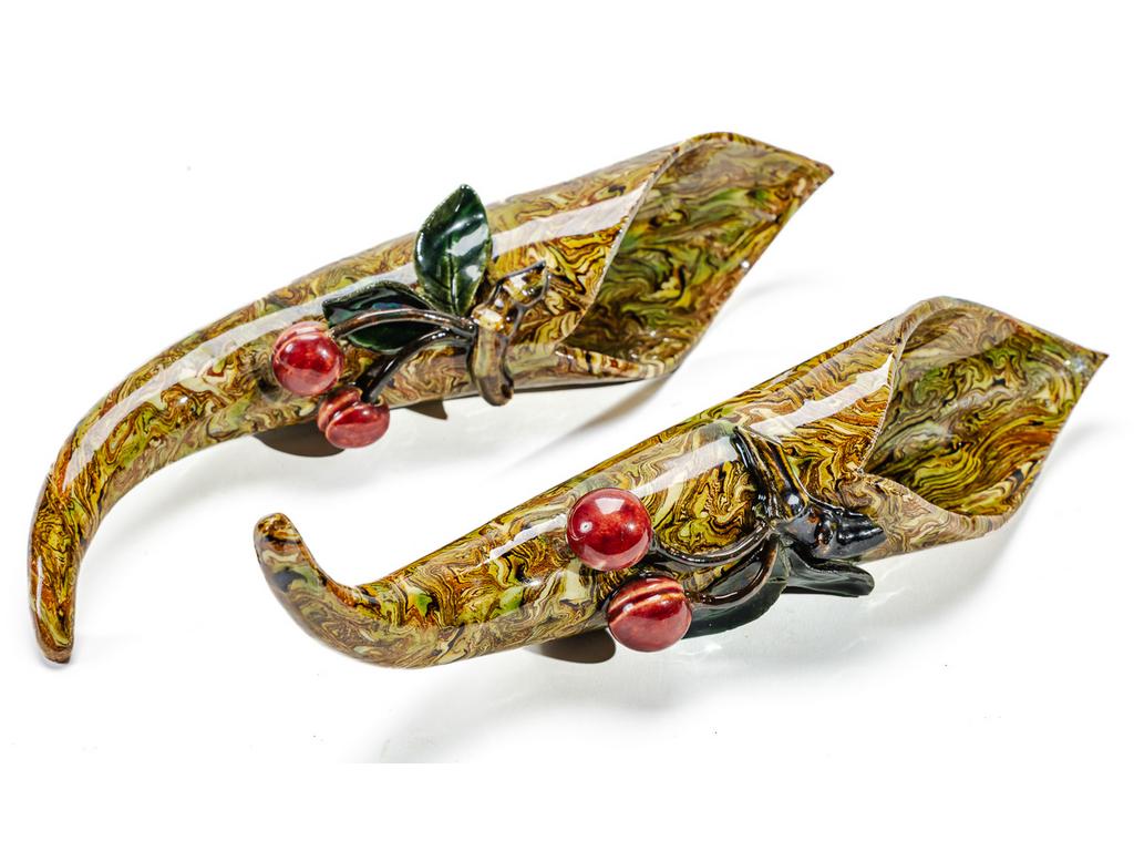 Manufacture PICHON à Uzès : Une paire de bouquetières de forme cornet à décor, en relief, de fruits sur fond marbré en terres mêlées. (Petits éclats au dos). Hauteur : 24 cm.