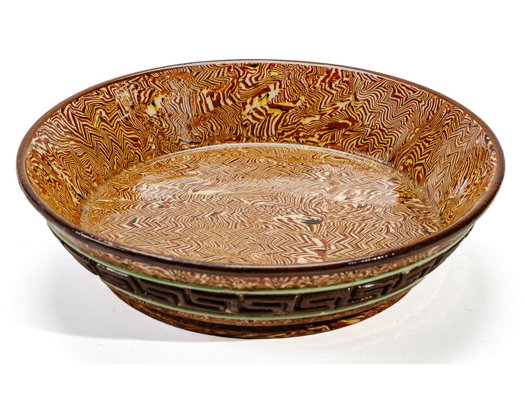 Manufacture PICHON à Uzès : Coupe en céramique à décor marbré en terres mêlées, ornée, sur le pourtour, d'une frise de grecques. Signée du cachet de François PICHON. Hauteur : 6,5 cm. Diamètre : 25,5 cm.