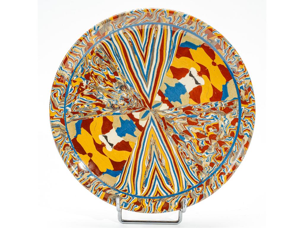 Manufacture PICHON à Uzès : Plat en céramique à décor marbré en terres mêlées. Signé du cachet de Bernard PICHON. Diamètre : 27 cm.