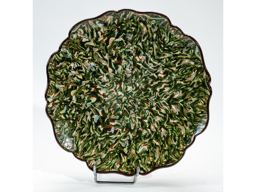 Manufacture PICHON à Uzès : Plat à aile chantournée en céramique à décor marbré en terres mêlées. (Petit manque au bassin et deux sauts d'émail). Diamètre : 34,5 cm.