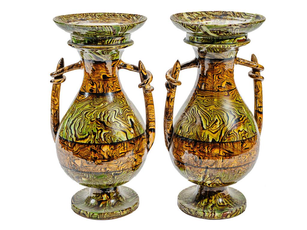 Manufacture PICHON à Uzès : Paire de vases balustres sur piédouche à décor marbré en terres mêlées et ornés de deux petites anses torsadées. (Un avec éclat sous le pied). Hauteur : 30,5 cm.