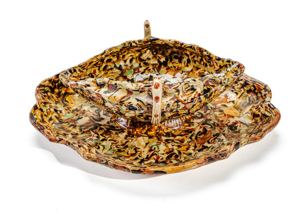 Manufacture PICHON à Uzès : Petite saucière sur piédouche ou coupe navette, en céramique et son plat présentoir à décor marbré en terres mêlées. Signés du cachet de François PICHON. (Petits éclats et fêles de cuisson). Dimensions : 9 x 24,5 x 19 cm.