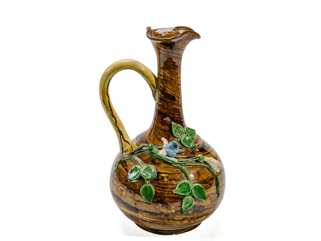 Manufacture PICHON à Uzès :  Pichet en céramique à décor, en relief, de fleurs sur fond marbré en terres mêlées. Signé du cachet de François PICHON. (Infime éclat au col). Hauteur : 23,5 cm.
