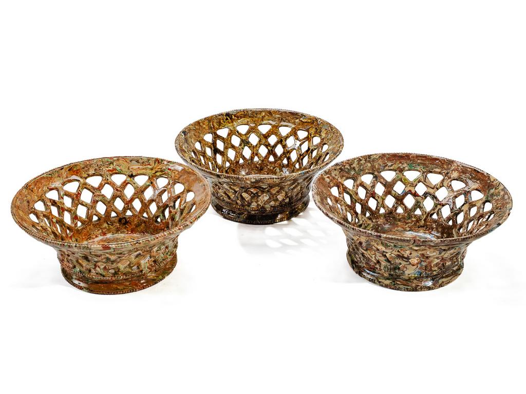Manufacture PICHON à Uzès : Trois corbeilles ajourées en céramique à décor marbré en terres mêlées et rais de perles. L'une est signée du cachet de Bernard PICHON. (Une avec éclat). Hauteurs : 10,5 cm. Diamètres : 23,5 cm.