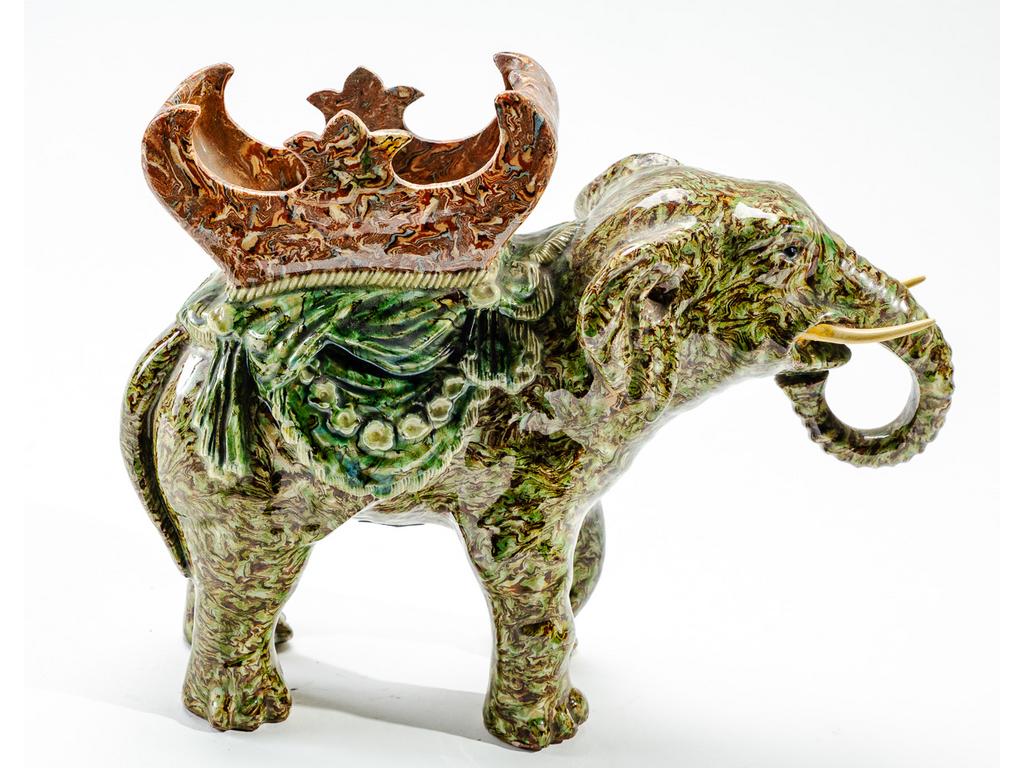 Manufacture PICHON à Uzès : Pique-fleurs en forme d'éléphant marbré en terres mêlées. (Une défense cassée, recollée). Dimensions : 20,5 x 26 x 10 cm.