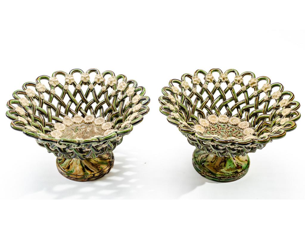 Manufacture PICHON à Uzès : Deux corbeilles sur piédouche en céramique tressée et ajourée à décor marbré en terres mêlées et ornées de fleurettes. Signées du cachet de Bernard PICHON. Hauteurs :11,5 cm. Diamètres : 20 cm.