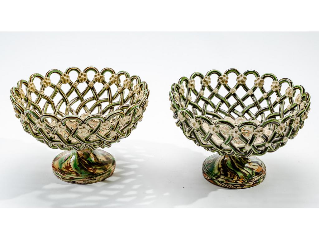 Manufacture PICHON à Uzès : Deux corbeilles sur piédouche en céramique tressée et ajourée à décor marbré en terres mêlées et ornées de fleurettes. Signées du cachet de Bernard PICHON. Hauteurs :12 cm. Diamètres : 18,5 cm.
