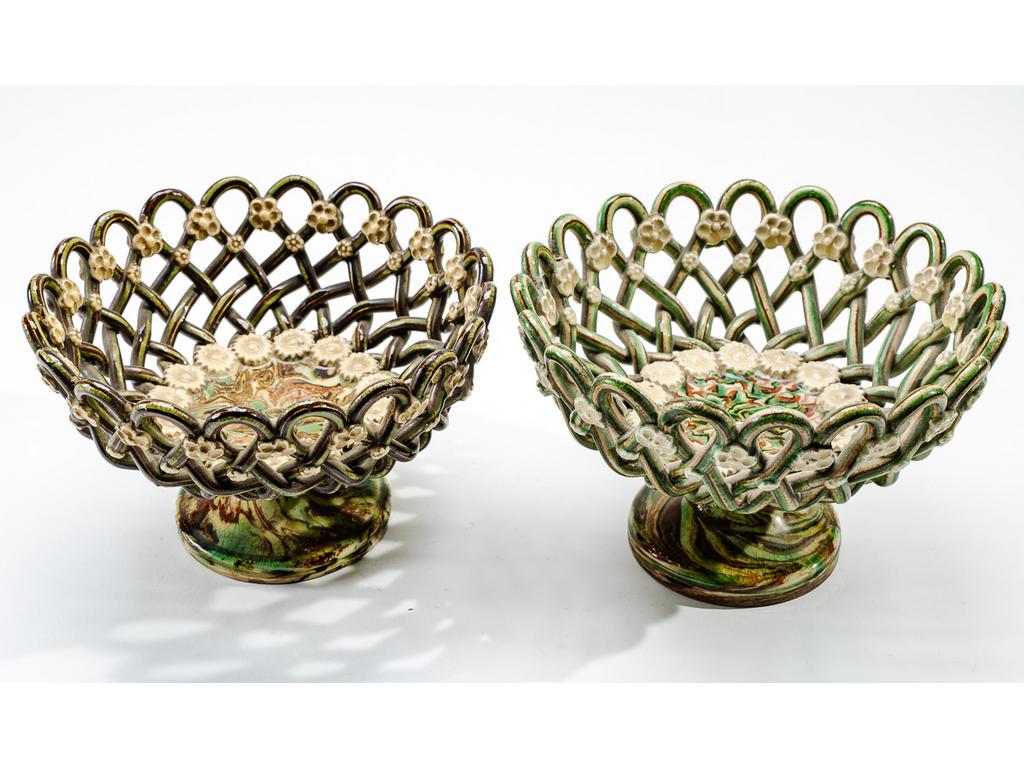 Manufacture PICHON à Uzès : Deux corbeilles sur piédouche en céramique tressée et ajourée à décor marbré en terres mêlées et ornées de fleurettes. Signées du cachet de Bernard PICHON. Hauteurs :12,5 cm. Diamètres : 18,5 cm.