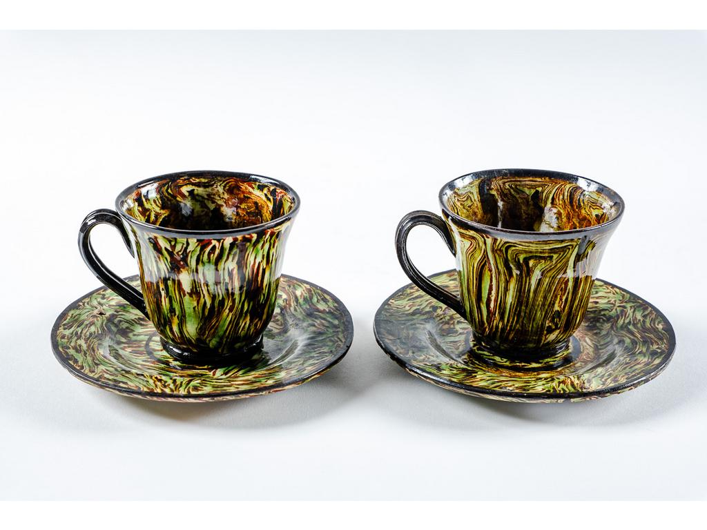 Manufacture PICHON à Uzès : Paire de tasses et sous-tasses à décor marbré en terres mêlées.