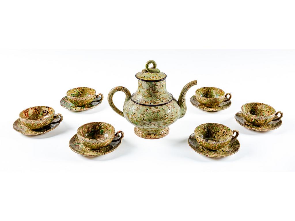 Manufacture PICHON à Uzès : Six tasses et sous-tasses et une théière à décor marbré en terres mêlées. (Une sous-tasse probablement rapportée et une sous-tasse avec éclat).