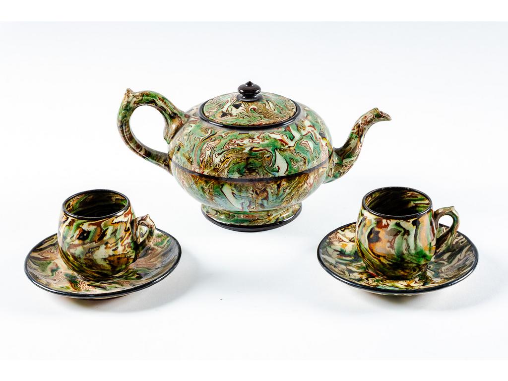 Manufacture PICHON à Uzès : Deux tasses et sous-tasses à décor marbré en terres mêlées. Signées du cachet de Bernard PICHON. On y joint une théière à décor marbré en terres mêlées. Signée du cachet de Bernard PICHON.