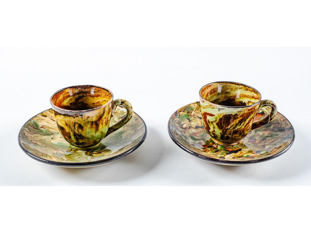 Manufacture PICHON à Uzès : Deux tasses et sous-tasses à décor marbré en terres mêlées. Une sous-tasse signée du cachet de Bernard PICHON.