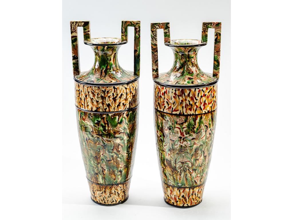 Manufacture PICHON à Uzès : Paire de vases marbrés en terres mêlées de forme balustre à anses à l'Etrusque. Signés du cachet de Bernard PICHON. (Une anse cassée, recollée). Hauteur : 51 cm.