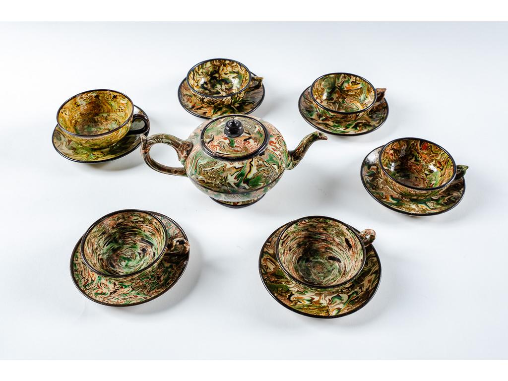 Manufacture PICHON à Uzès : Six tasses et sous-tasses dépareillées à décor marbré en terres mêlées. Quatre signées du cachet de Bernard PICHON. On y joint une théière à décor marbré en terres mêlées. Signée du cachet de Bernard PICHON.