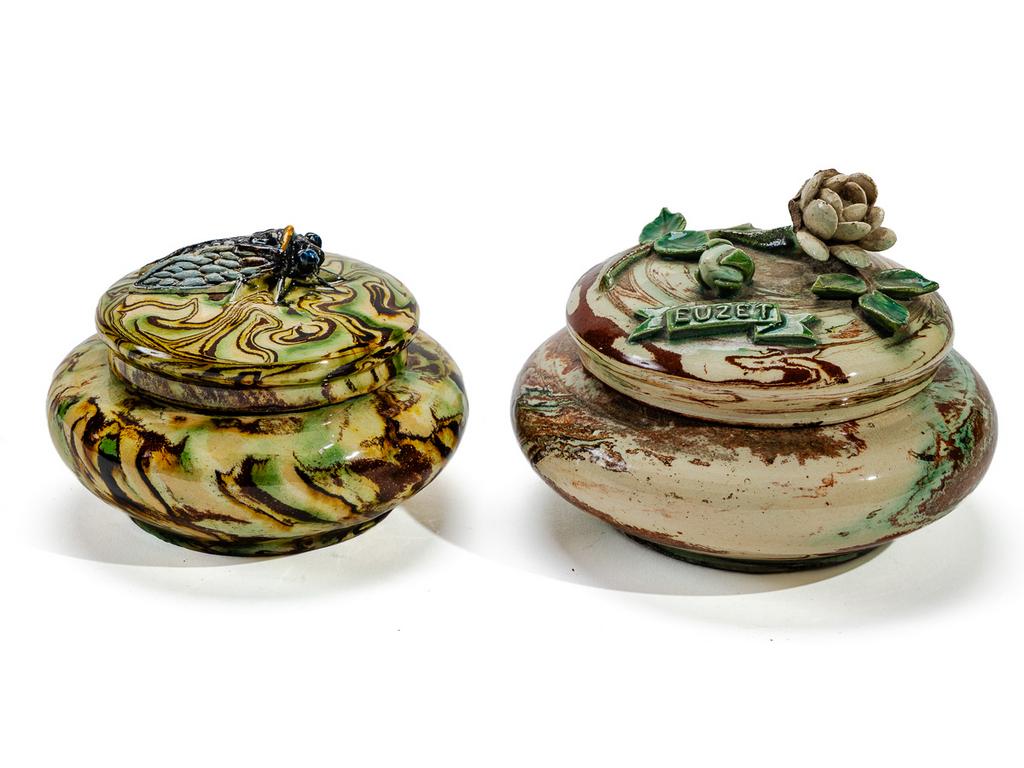Manufacture PICHON à Uzès : Deux bonbonnières en céramique à décor, sur fond marbré en terres mêlées, d'une cigale pour l'une, d'une fleur et ruban portant  l'inscription 