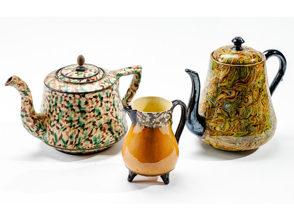 Manufacture PICHON à Uzès : Deux théières et un pot à lait, dépareillés à décor marbré en terres mêlées. (Couvercle d'une théière cassé, recollé).