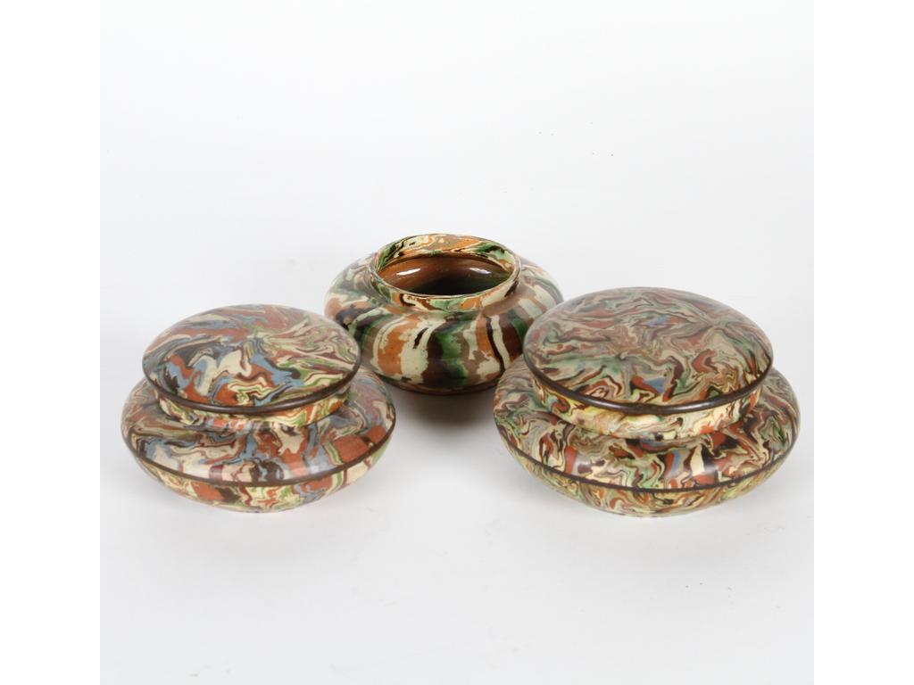 Manufacture PICHON à Uzès : Deux bonbonnières à décor marbré en terres mêlées. (Une avec important éclat au couvercle). Signées du cachet de Bernard PICHON. On y joint une bonbonnière à décor marbré en terres mêlées (sans couvercle).