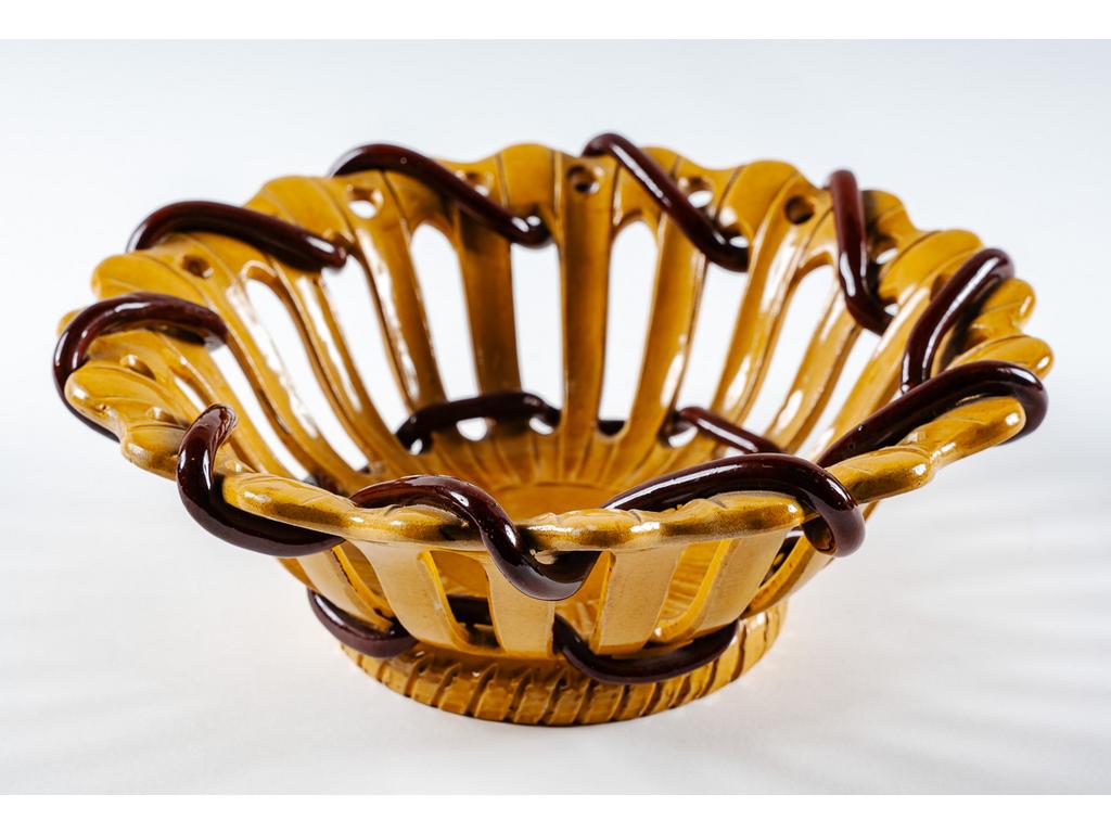 Manufacture PICHON à Uzès : Corbeille en faïence émaillée et ajourée à décor torsadé. Signée du cachet de Bernard PICHON. Hauteur : 19,5 cm. Diamètre : 26 cm.