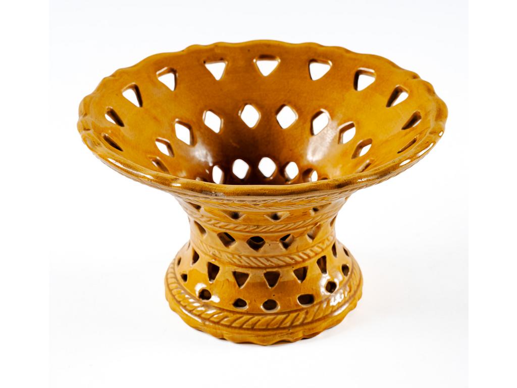 Manufacture PICHON à Uzès : Coupe en faïence émaillée ocre à décor géométrique ajouré signée du cachet de Bernard Pichon. Hauteur 14.5 cm. Diamètre 23 cm.