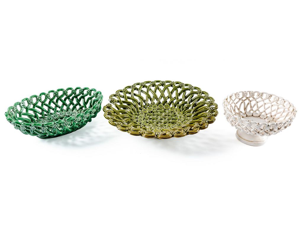 Manufacture PICHON à Uzès : Coupe de forme navette (dimensions : 9 x 28 x 20,5 cm) et une coupe sur piédouche (hauteur : 11 cm et diamètre : 19 cm) en faïence tressée, ajourée et émaillée, à décor de fleurettes. On y joint une coupe en faïence tressée. (Important manque). Hauteur : 8 cm. Diamètre : 35 cm.