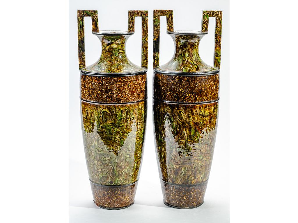 Manufacture PICHON à Uzès : Paire de vases marbrés en terres mêlées de forme balustre à anses à l'Etrusque. Signés du cachet de Bernard PICHON. (Un avec éclat au pied). Hauteur : 50 cm.